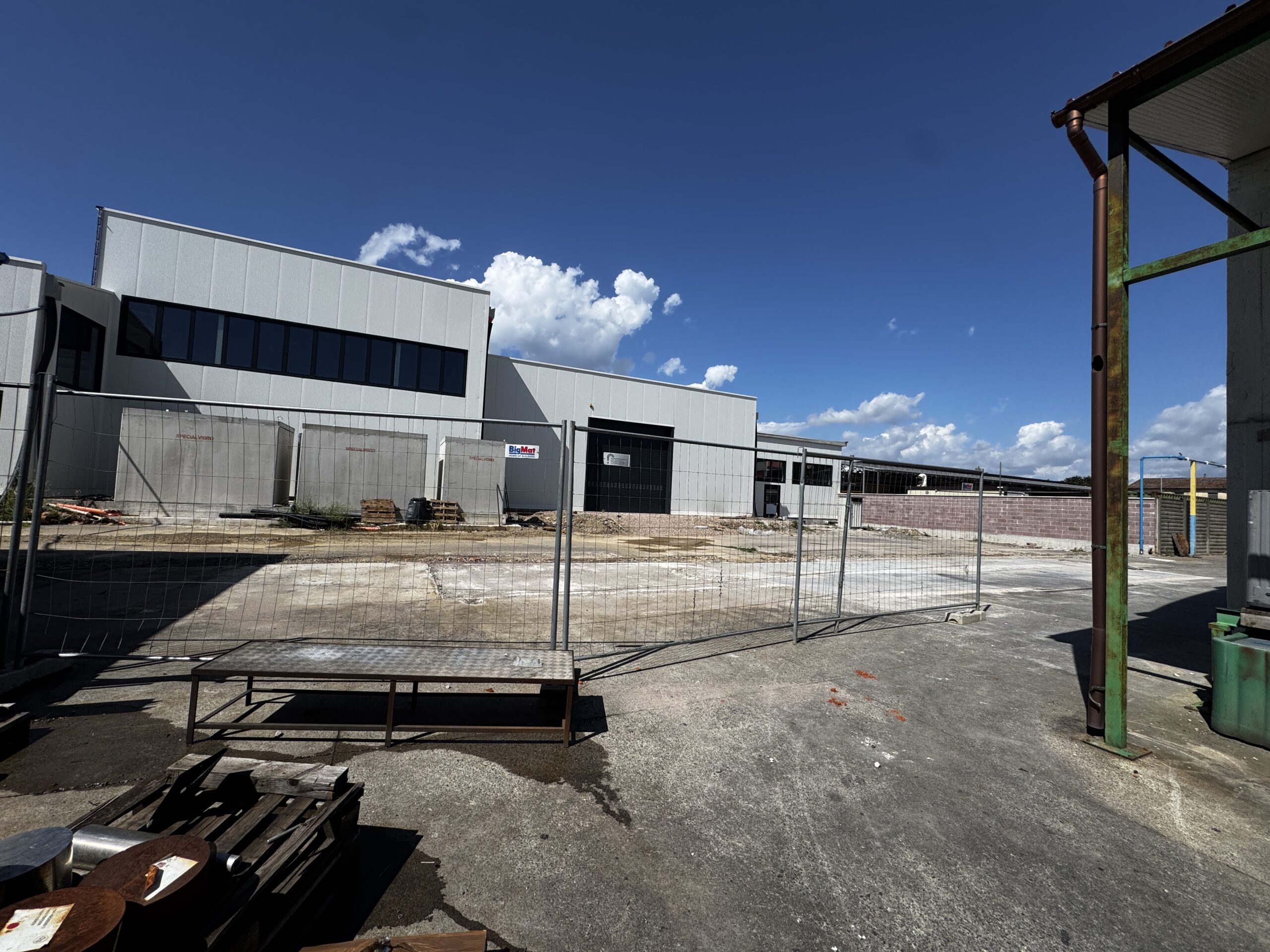 Abbattimento muro di confine con vecchio stabilimento