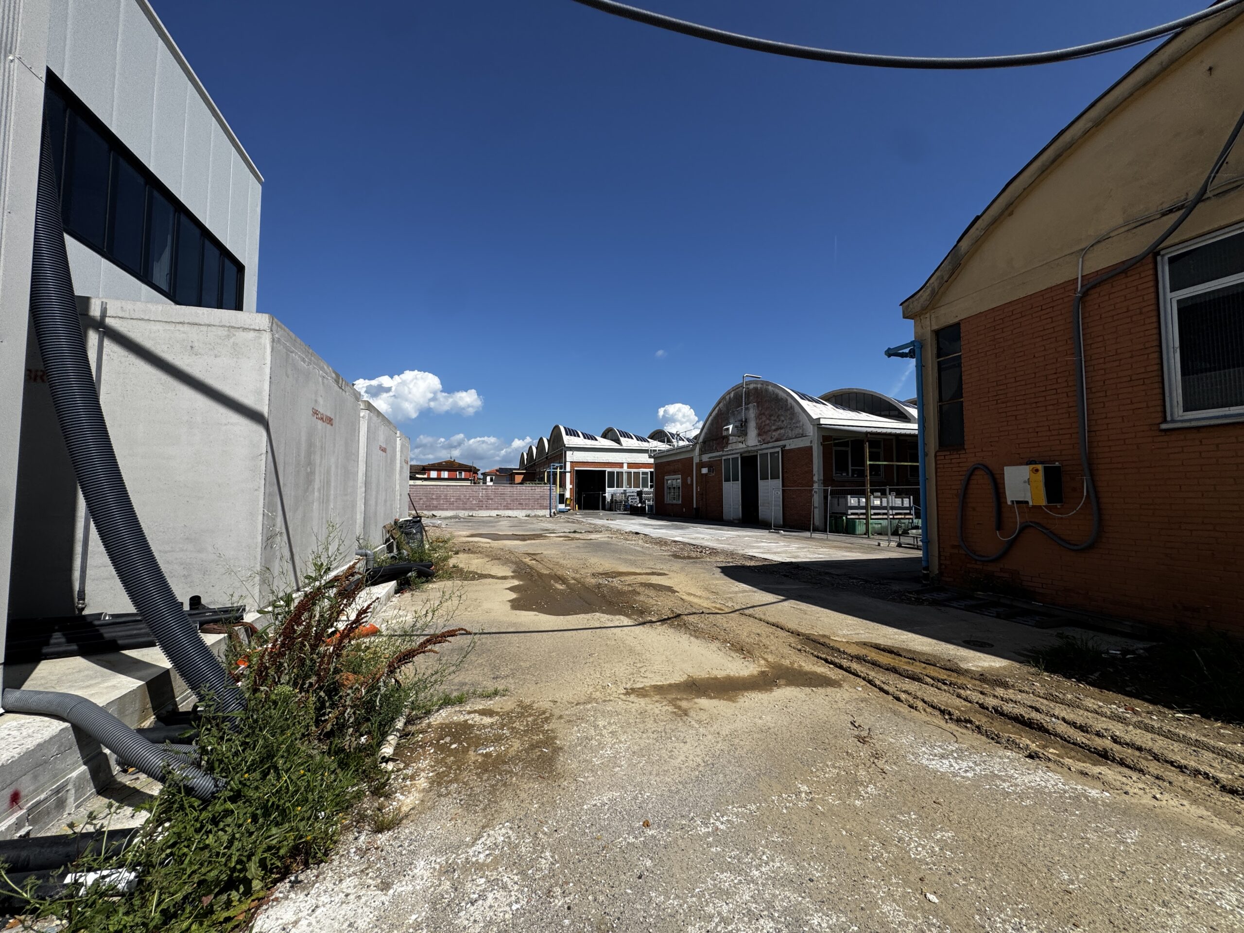 Abbattimento muro di confine con vecchio stabilimento