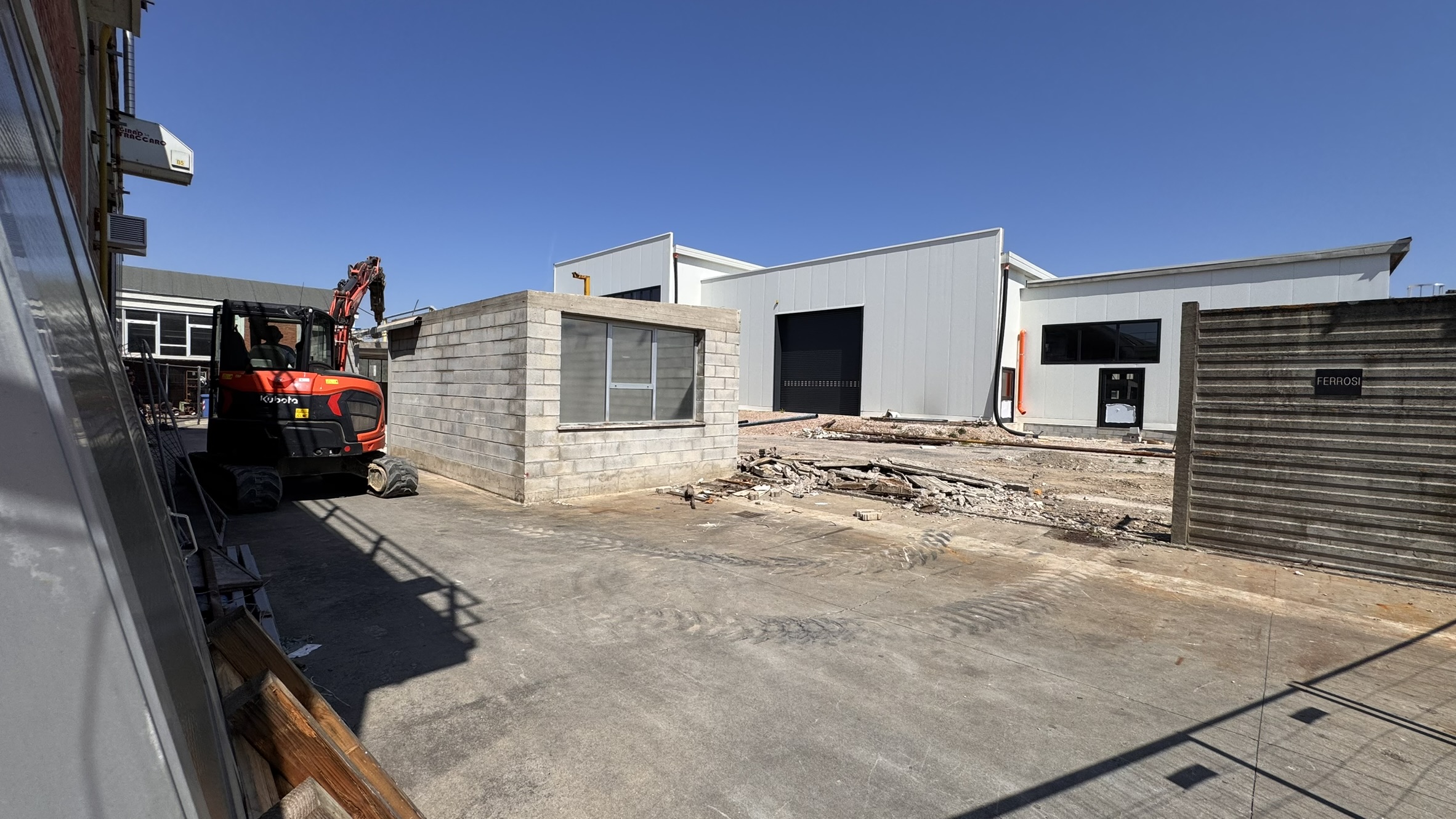 Abbattimento muro di confine con vecchio stabilimento