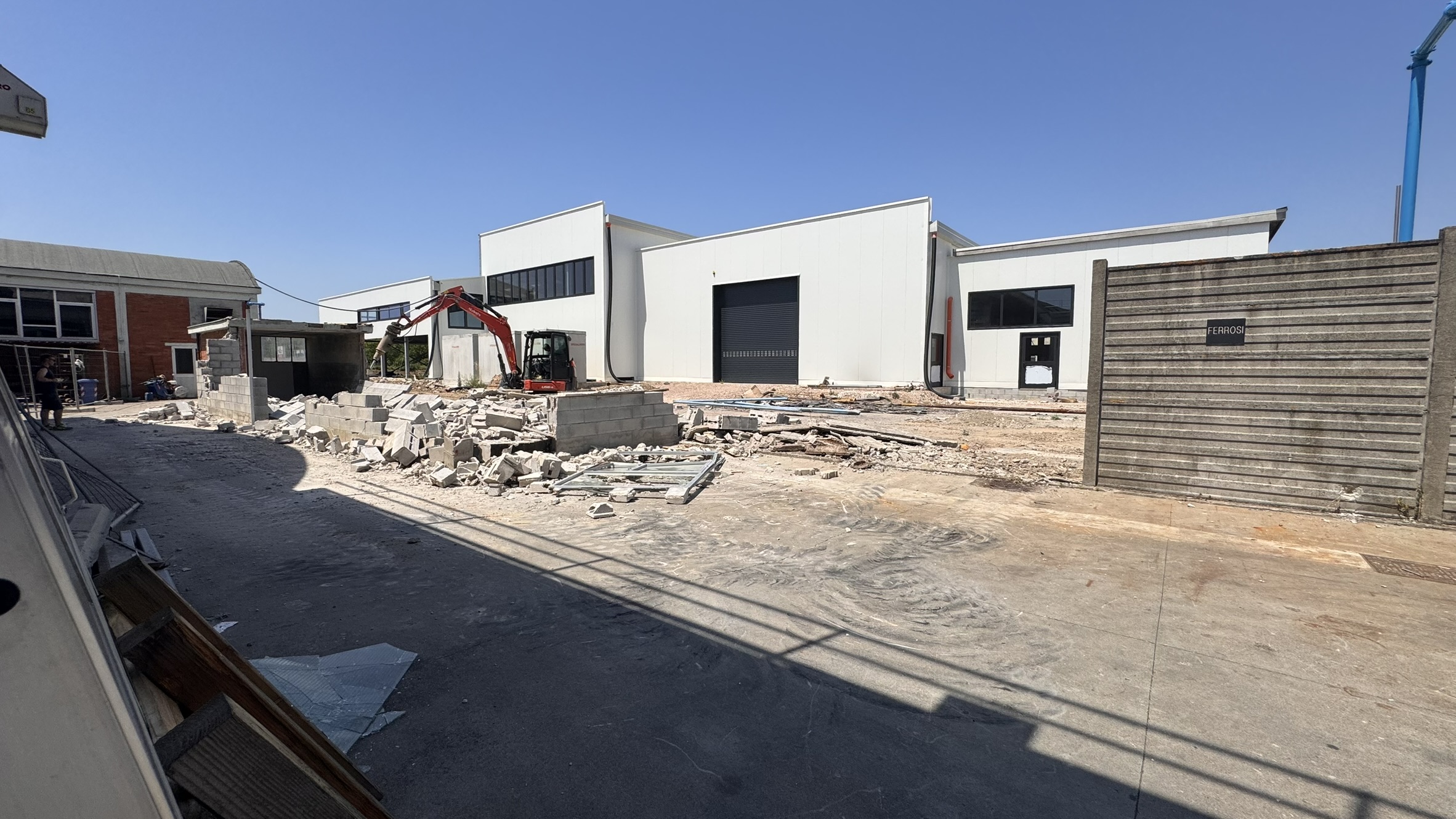 Abbattimento muro di confine con vecchio stabilimento