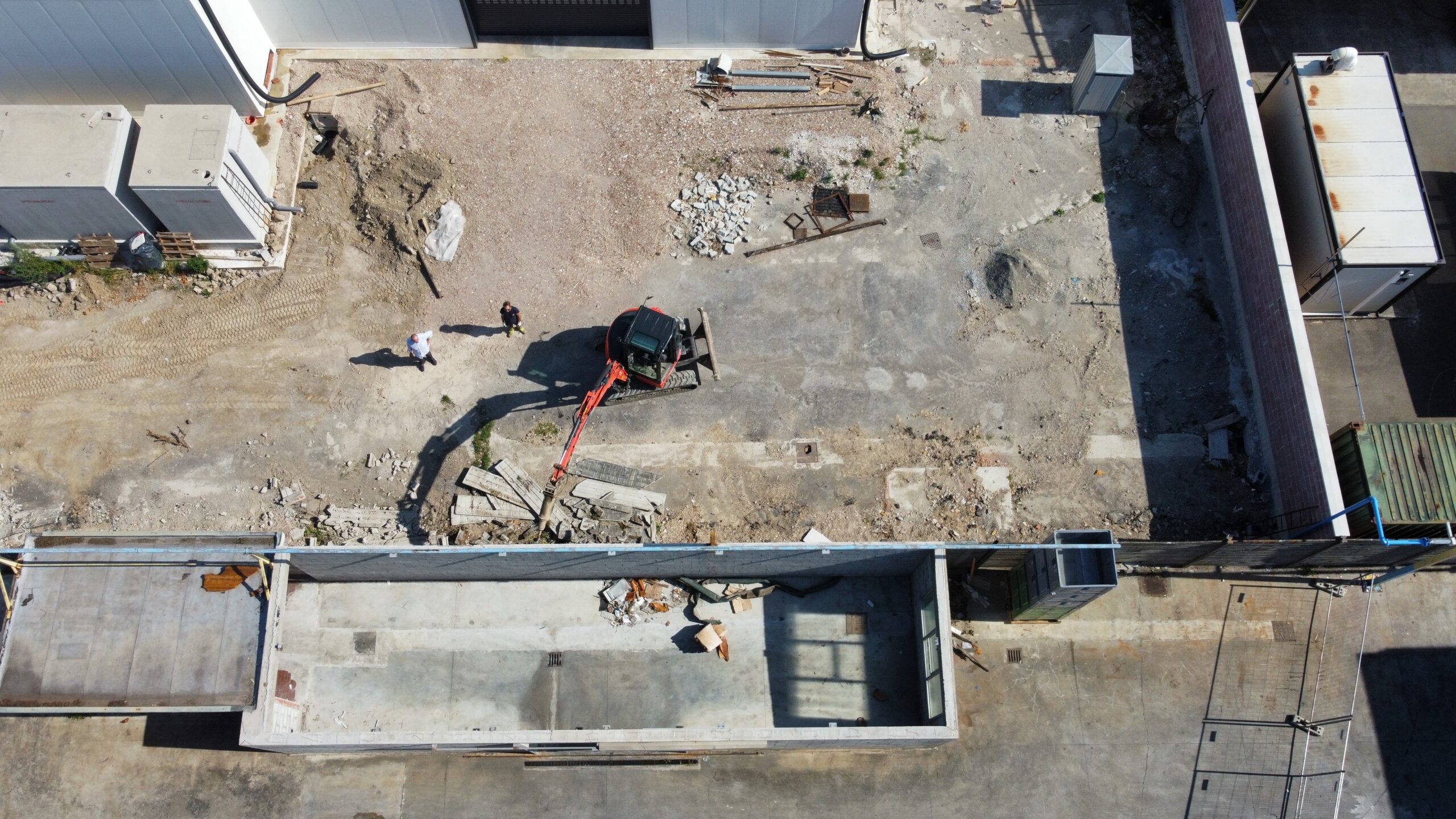 Abbattimento muro di confine con vecchio stabilimento - vista drone