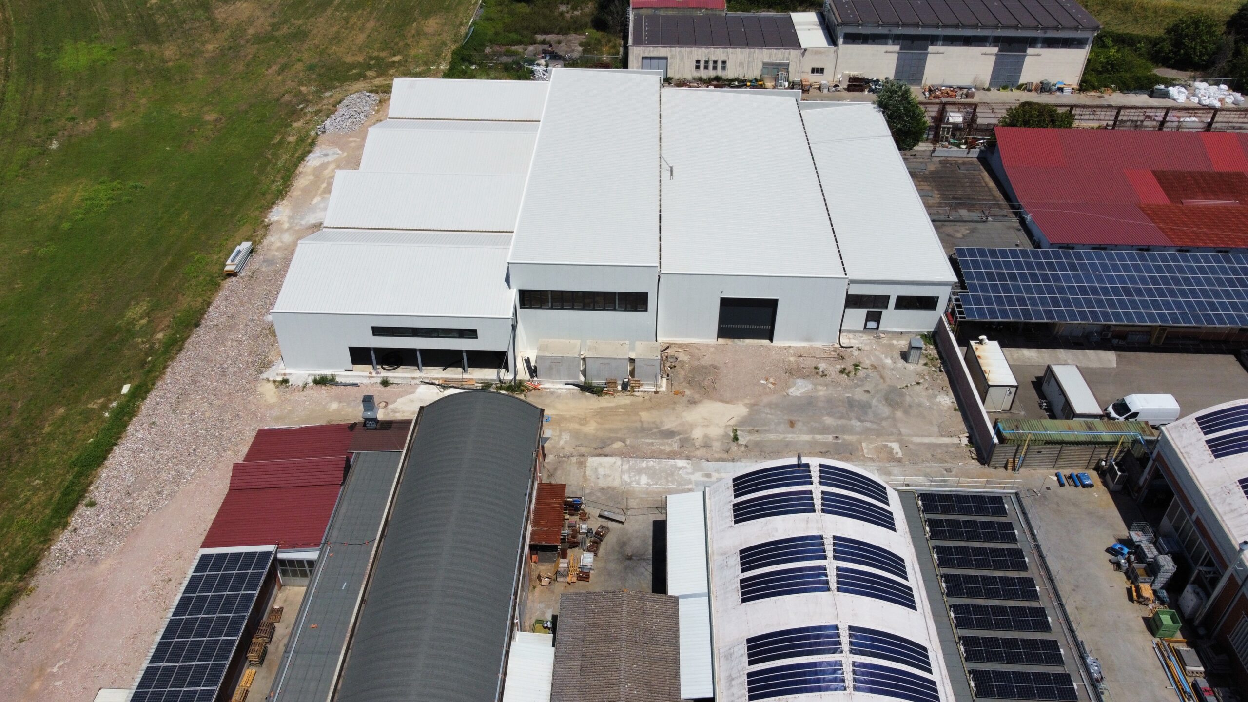 Abbattimento muro di confine con vecchio stabilimento - vista drone